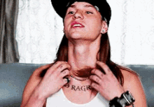 character from We&#x27;re the Millers showing tattoo that says &quot;no ragrets&quot;