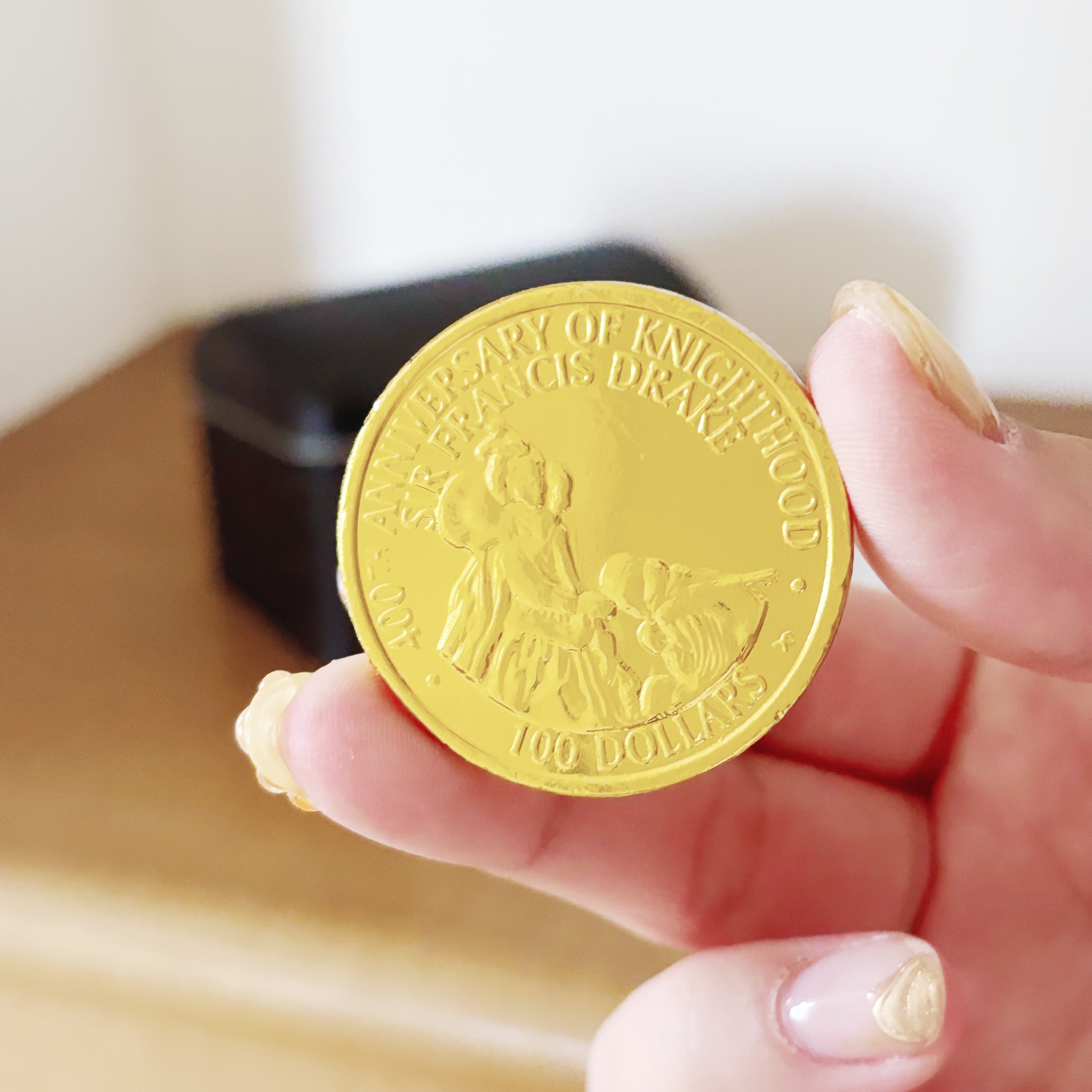 カルディのおすすめのお菓子「チョコクランチ宝箱缶」