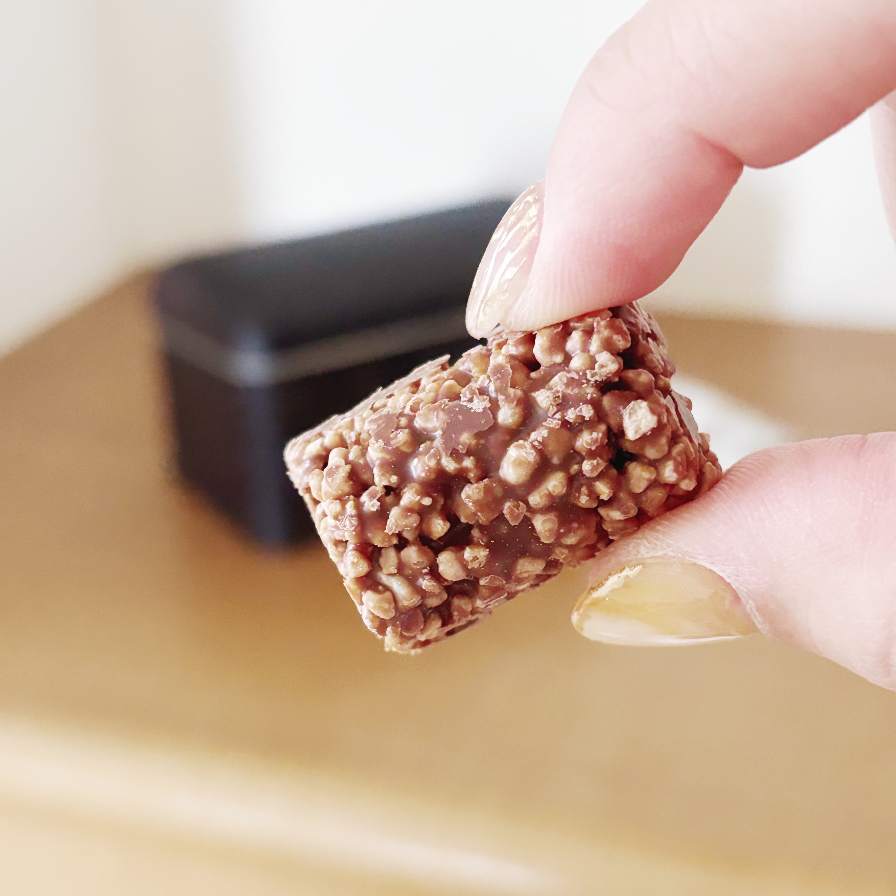 カルディのおすすめのお菓子「チョコクランチ宝箱缶」