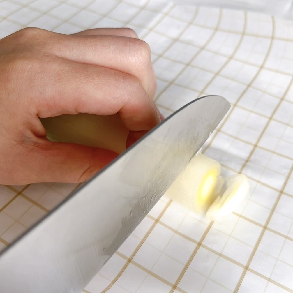 3COINSのオススメのグッズ「汚れ防止まな板シート：50枚入り／KITINTO」