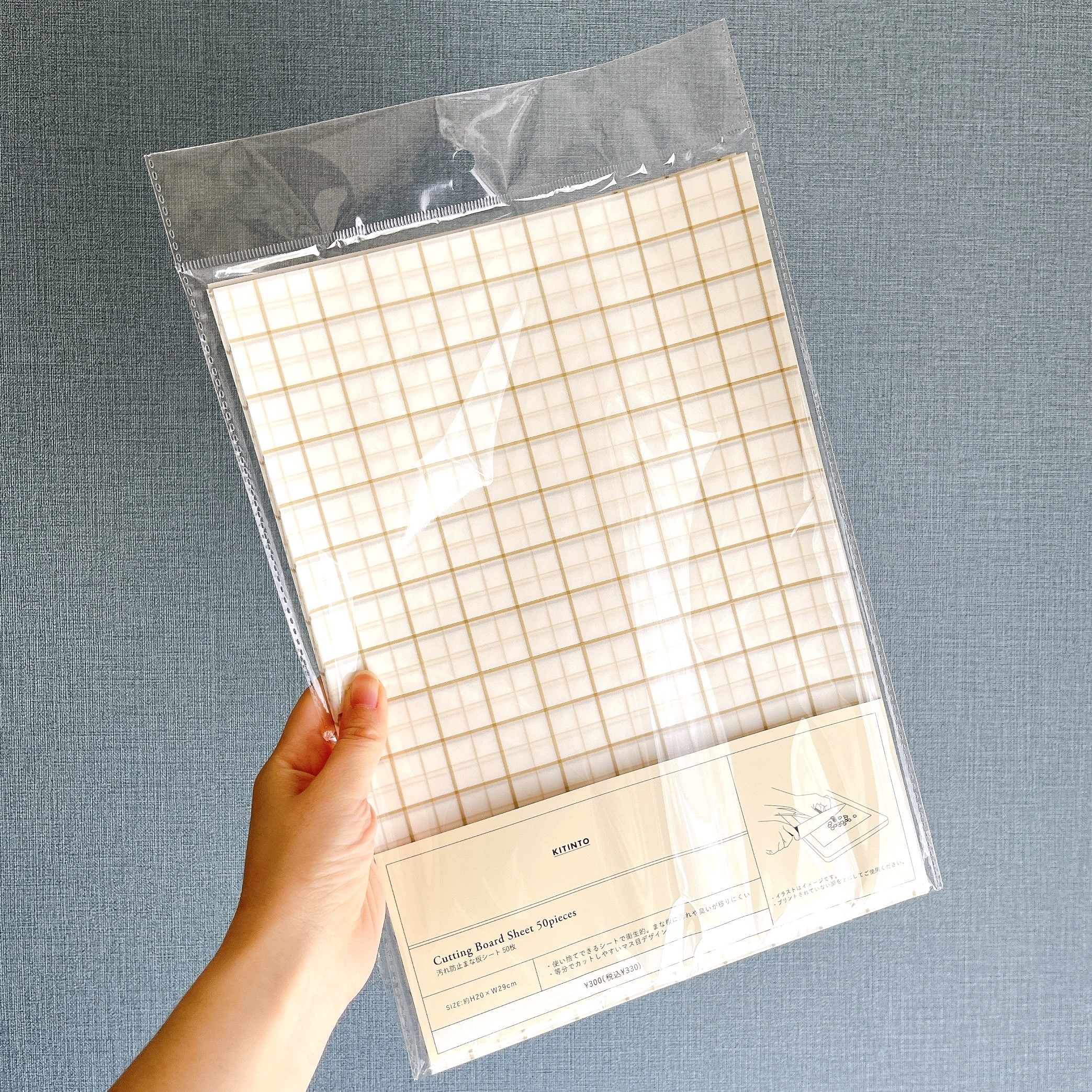 3COINSのオススメのグッズ「汚れ防止まな板シート：50枚入り／KITINTO」