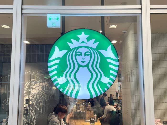 スターバックスのロゴが店舗入口の上に掲示されています。