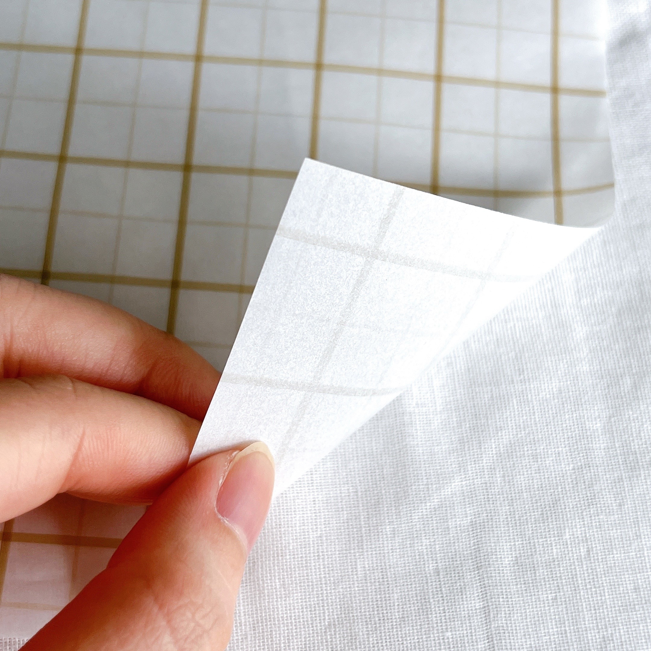 3COINSのオススメのグッズ「汚れ防止まな板シート：50枚入り／KITINTO」