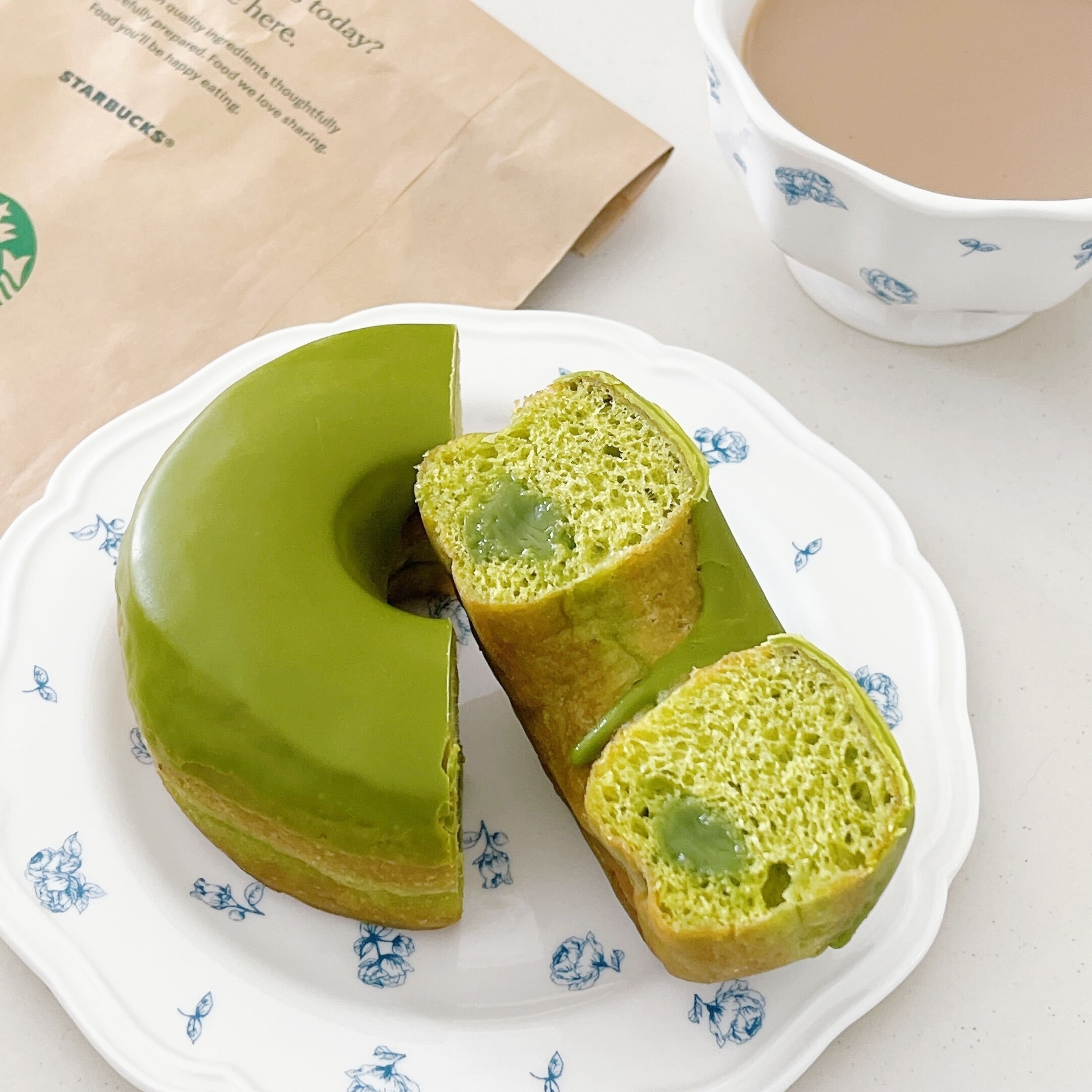 スタバのオヤツにおすすめなスイーツ「抹茶クリームドーナツ」
