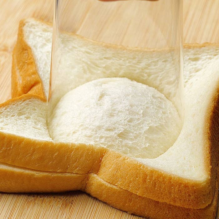 グラスが逆さに置かれ、パンの一切れに円形の跡を残しています。