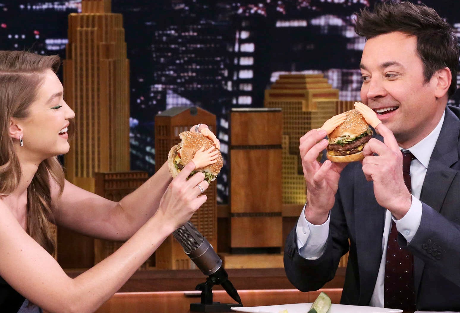 Gigi and jimmy Fallon eating burgers on his show