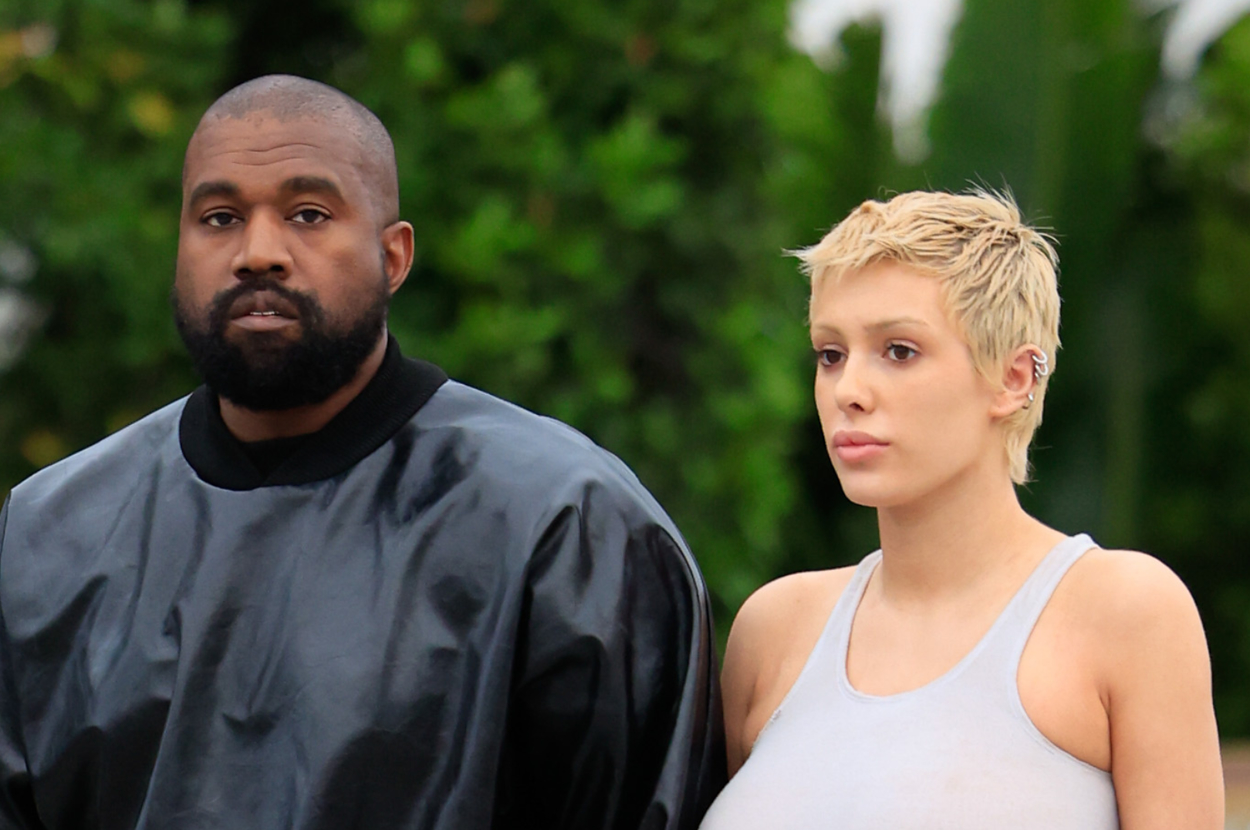 La esposa de Kanye West, Bianca Sensori, expone sus mejillas mientras escucha la película «Buitres 2»