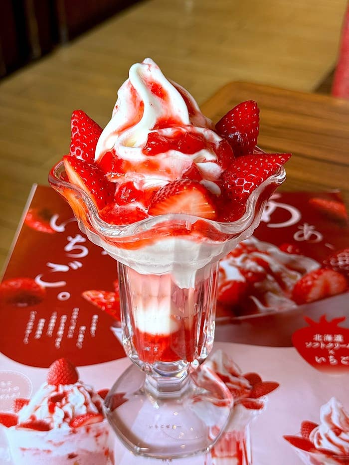 びっくりドンキーのおすすめデザート「ストロベリーソフトデラックス」