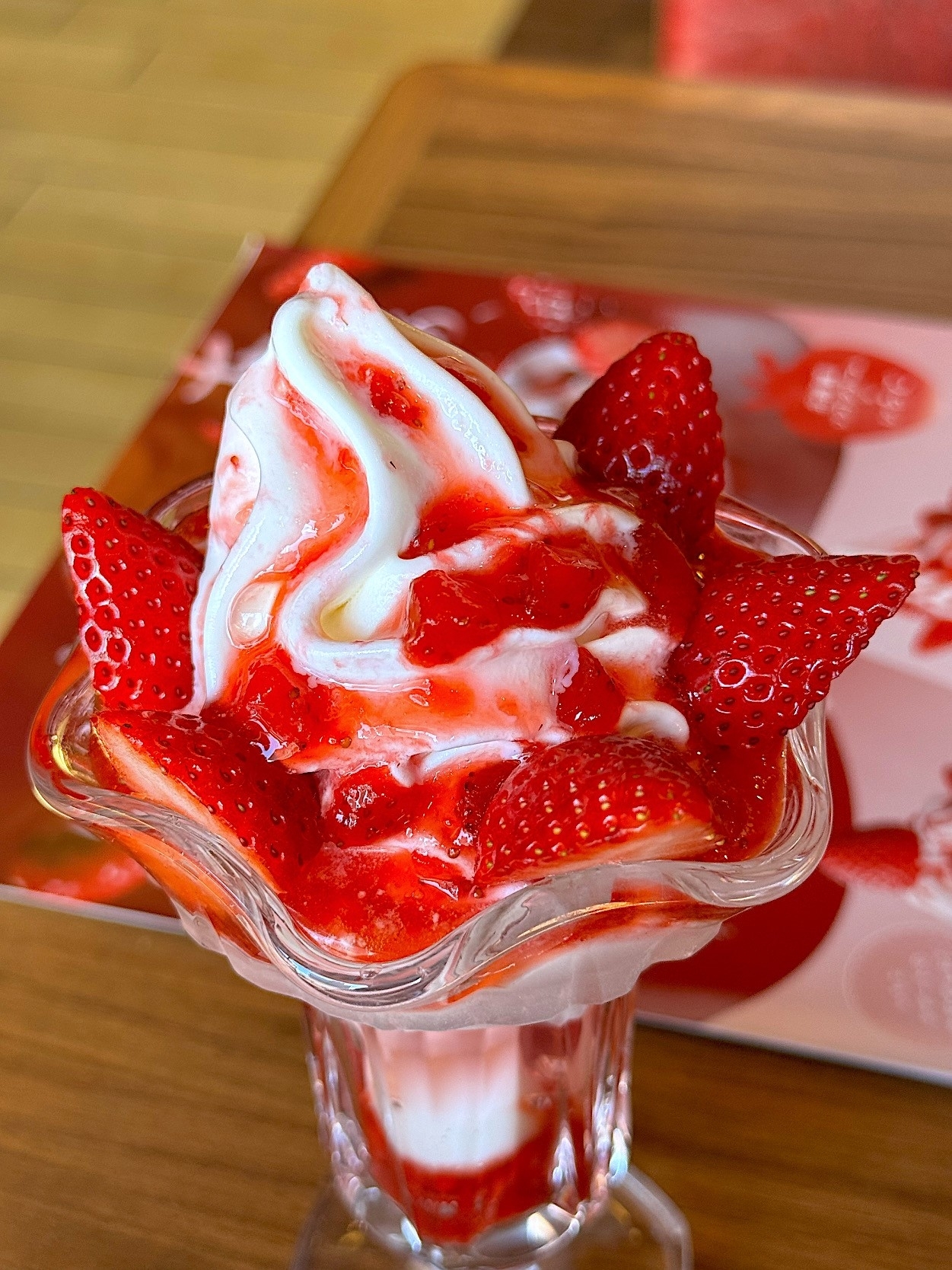 びっくりドンキーのおすすめデザート「ストロベリーソフトデラックス」