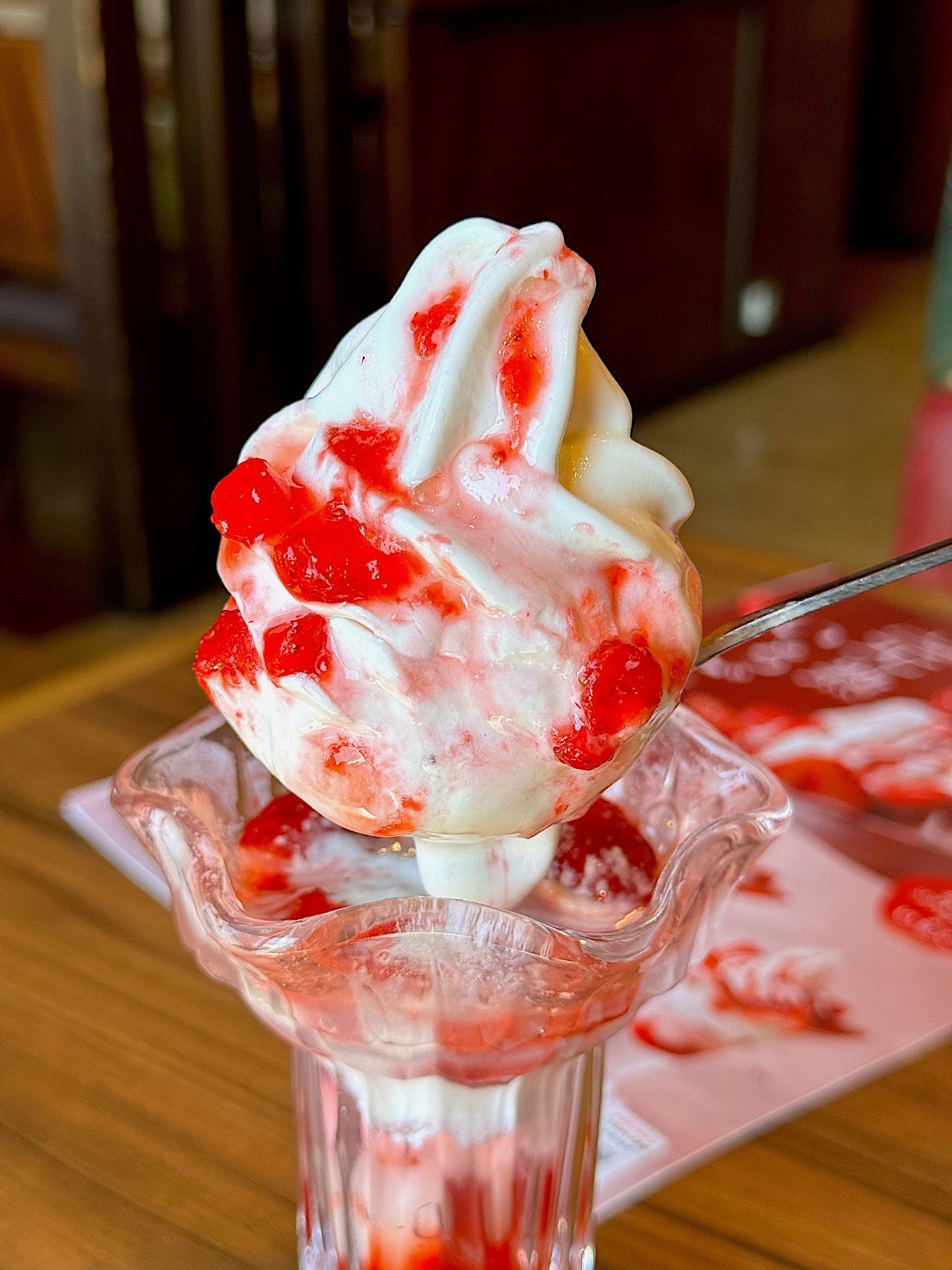 びっくりドンキーのおすすめデザート「ストロベリーソフトデラックス」