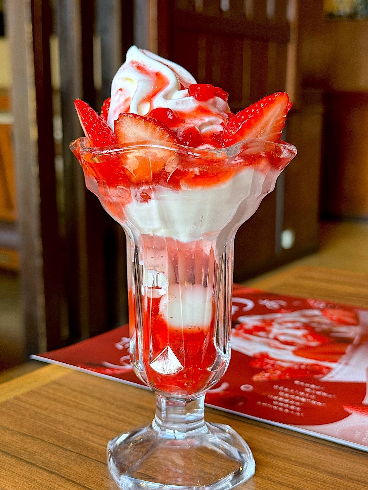 びっくりドンキーのおすすめデザート「ストロベリーソフトデラックス」