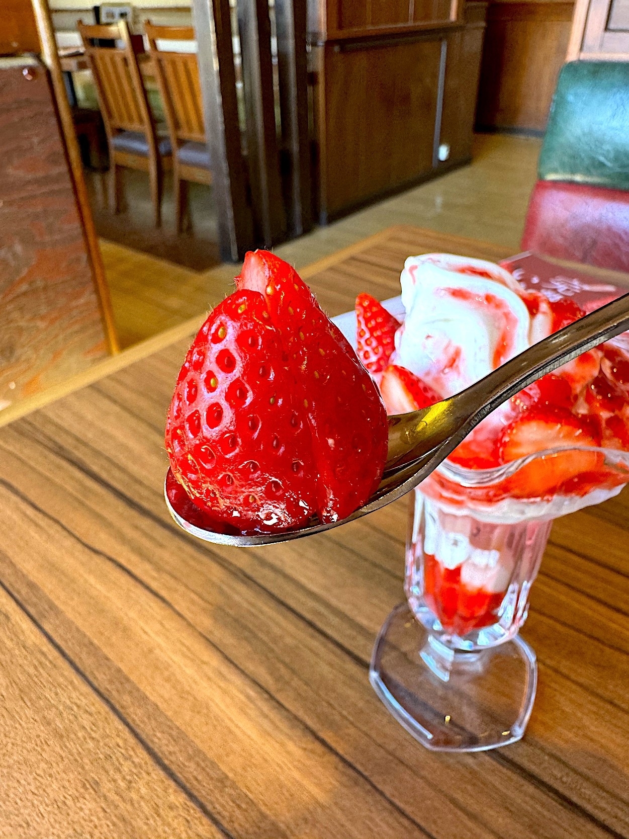 びっくりドンキーのおすすめデザート「ストロベリーソフトデラックス」