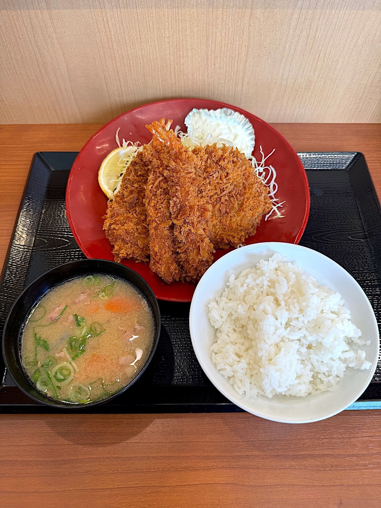 かつやのおすすめメニュー「海老ヒレメンチカツ定食」