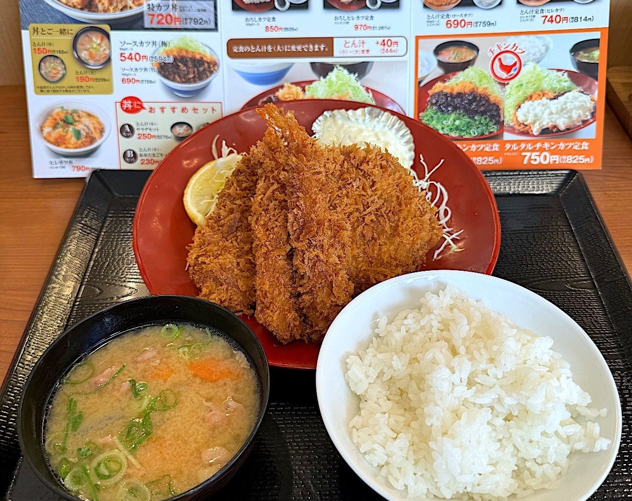 かつやのおすすめメニュー「海老ヒレメンチカツ定食」