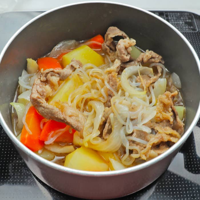 鍋に入った野菜と牛肉の炒め物。