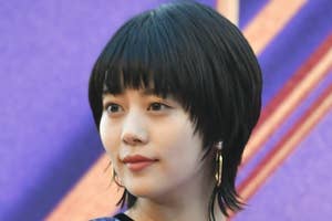 花柄のドレスを着た女性がイベントに出席している。