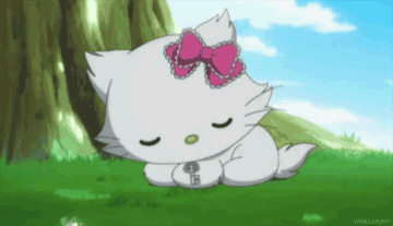 Gato animado blanco con lazo rosa descansando sobre la hierba