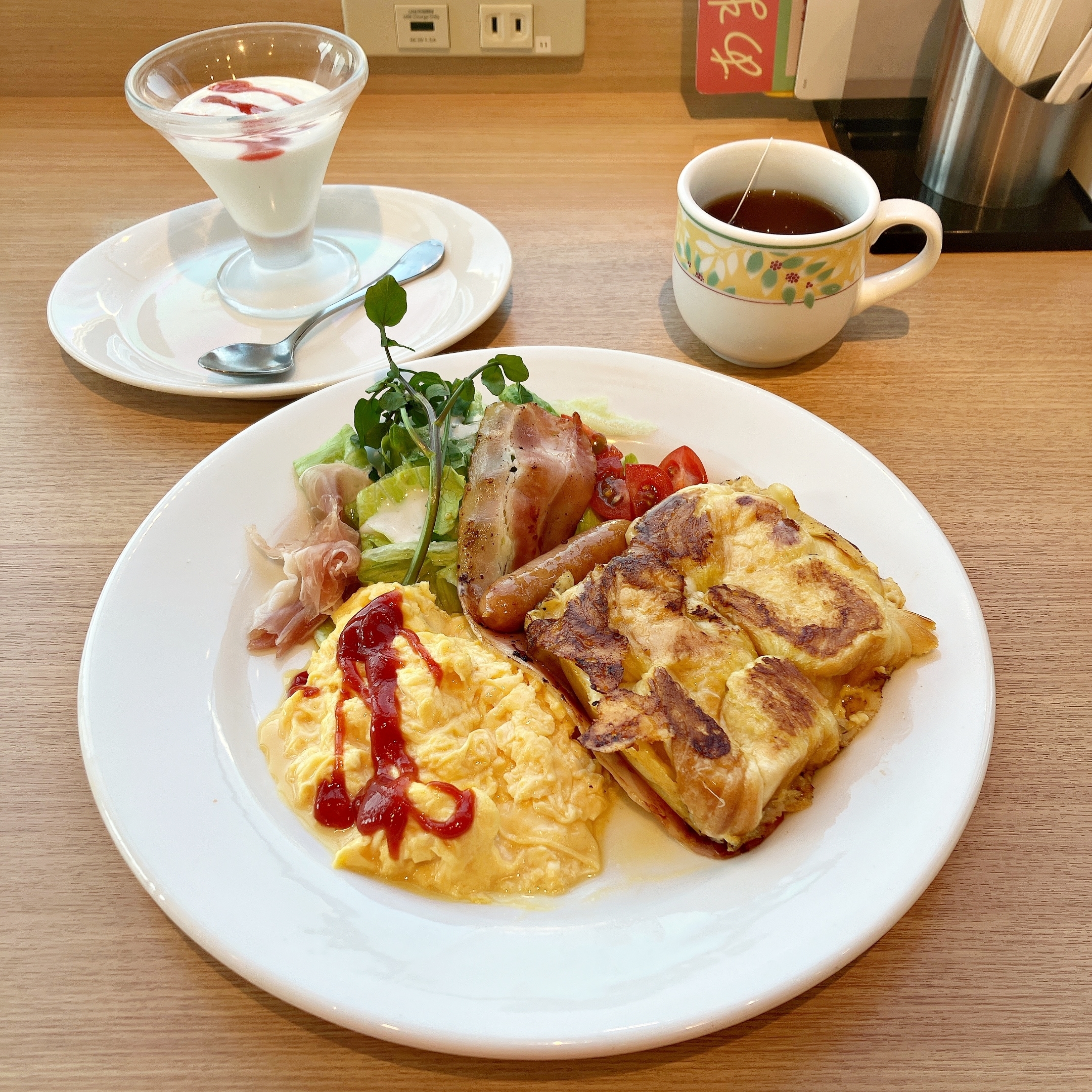 Denny's(デニーズ)のおすすめ朝食「スクランブルエッグ&チーズフレンチトースト(苺ヨーグルト・ドリンクバーつき)」