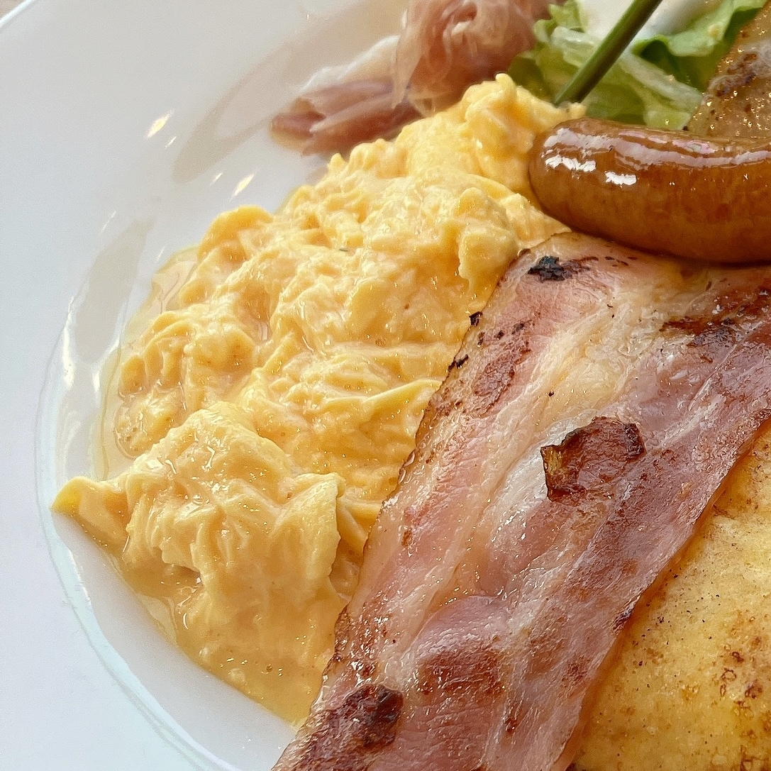 Denny's(デニーズ)のおすすめ朝食「スクランブルエッグ&チーズフレンチトースト(苺ヨーグルト・ドリンクバーつき)」