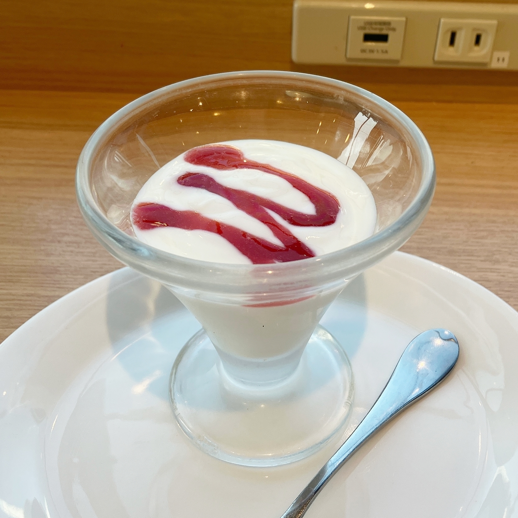 Denny's(デニーズ)のおすすめ朝食「スクランブルエッグ&チーズフレンチトースト(苺ヨーグルト・ドリンクバーつき)」