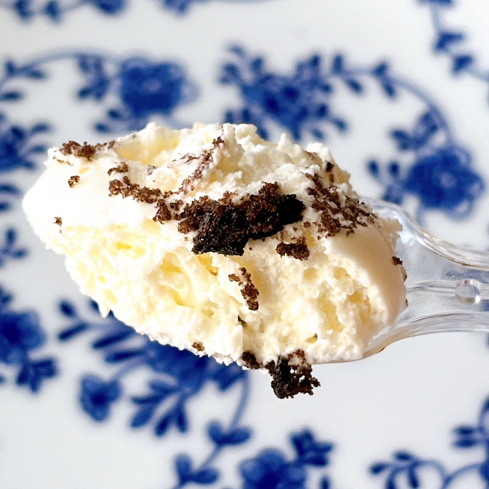 ローソンのオススメのスイーツ「クッキー&クリームチーズケーキ」