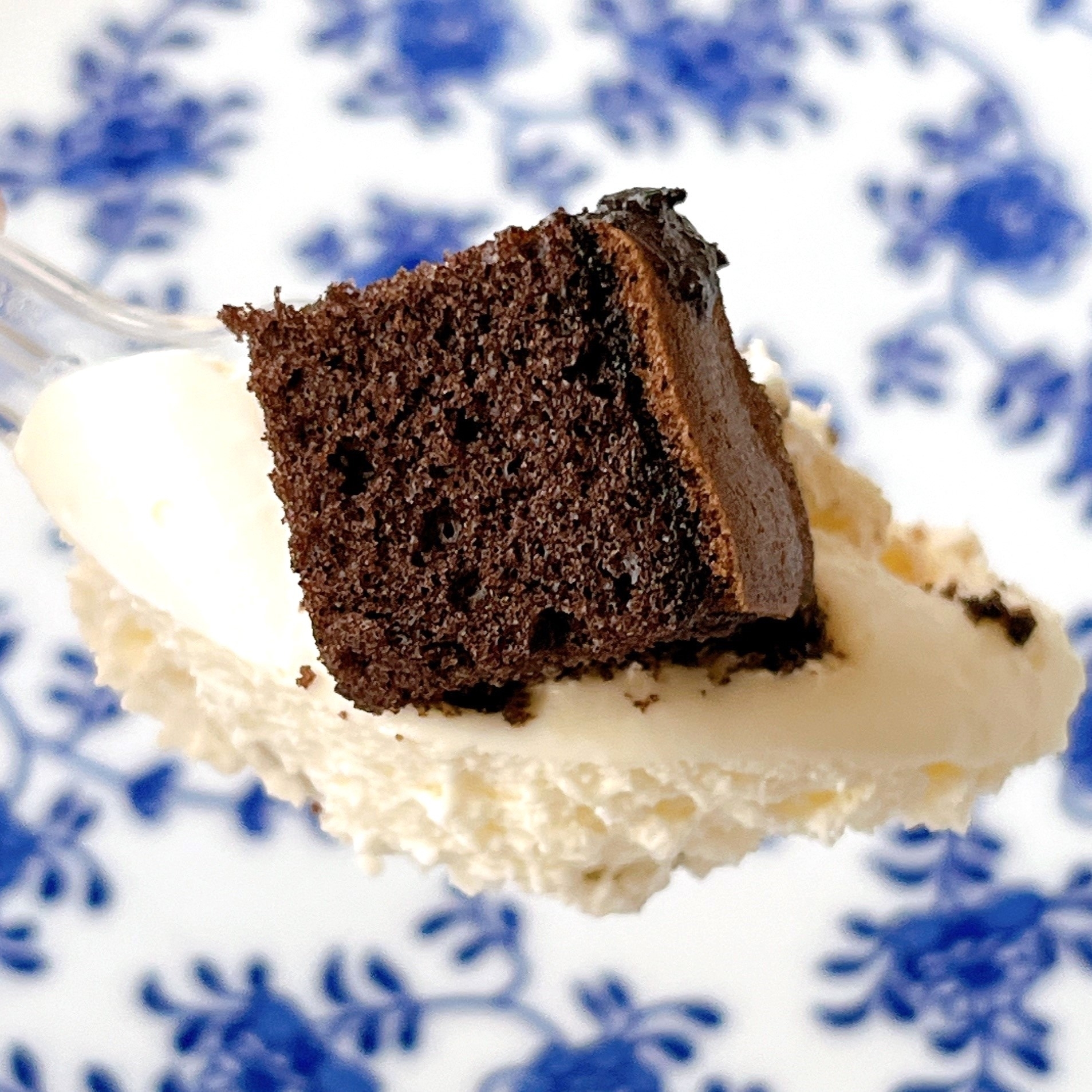 ローソンのオススメのスイーツ「クッキー&クリームチーズケーキ」