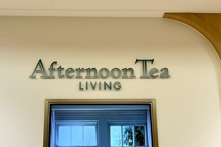 「Afternoon Tea LIVINGと書かれた店内の壁に取り付けられた看板」