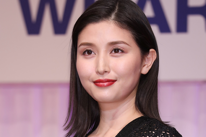 賞を持つ女性、ブラックのドレス姿