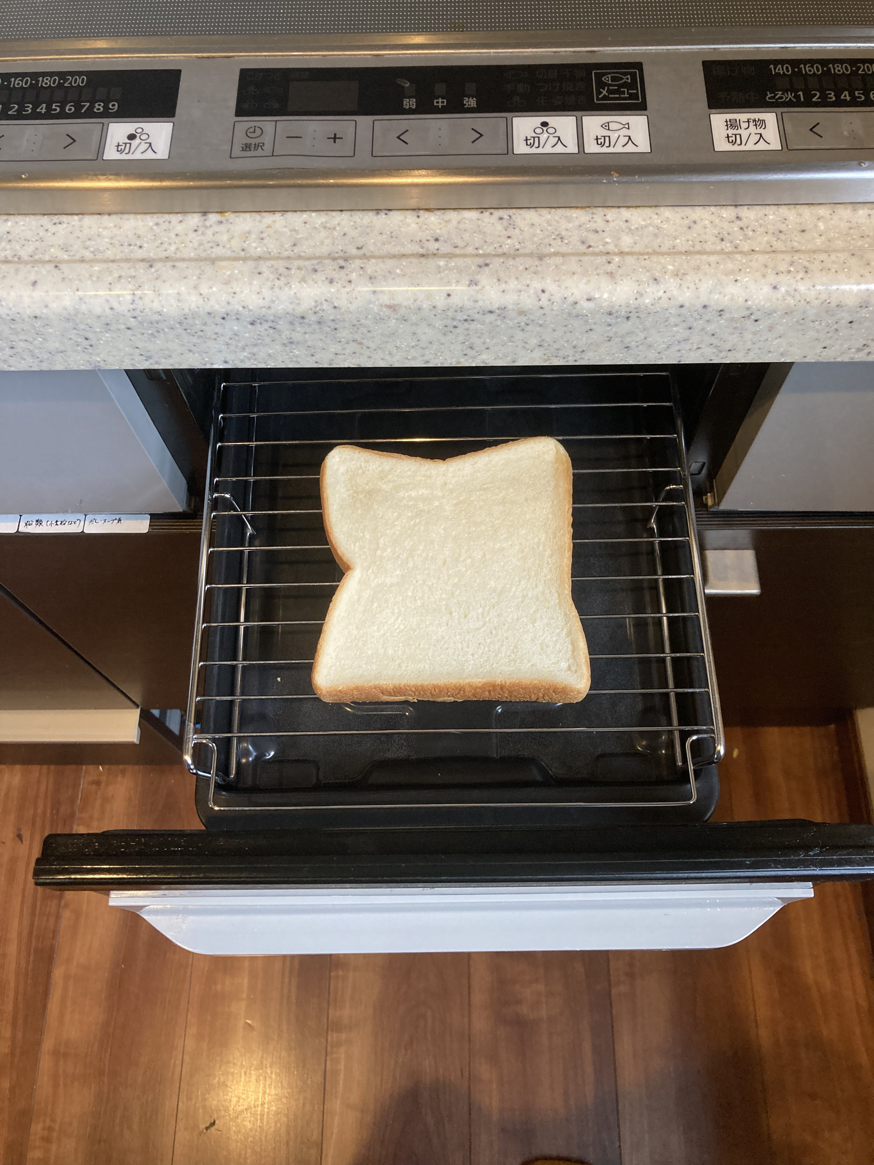 トースターで焼かれる食パン1枚