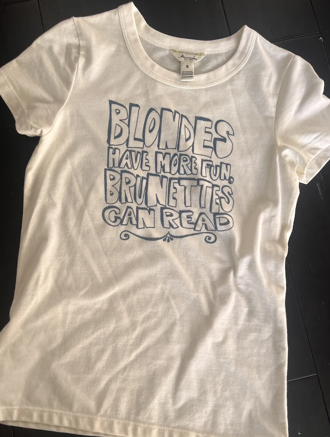 T-shirt with text &quot;BLONDES HAVE MORE FUN, BRUNETTES CAN READ&quot;