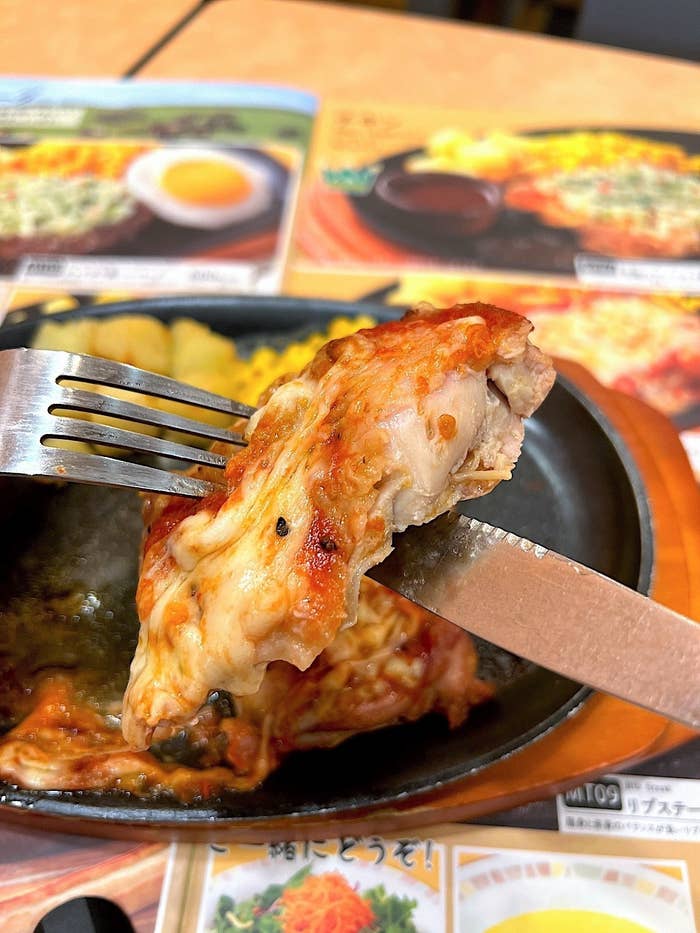 サイゼリヤのおすすめメニュー「柔らかチキンのチーズ焼き」