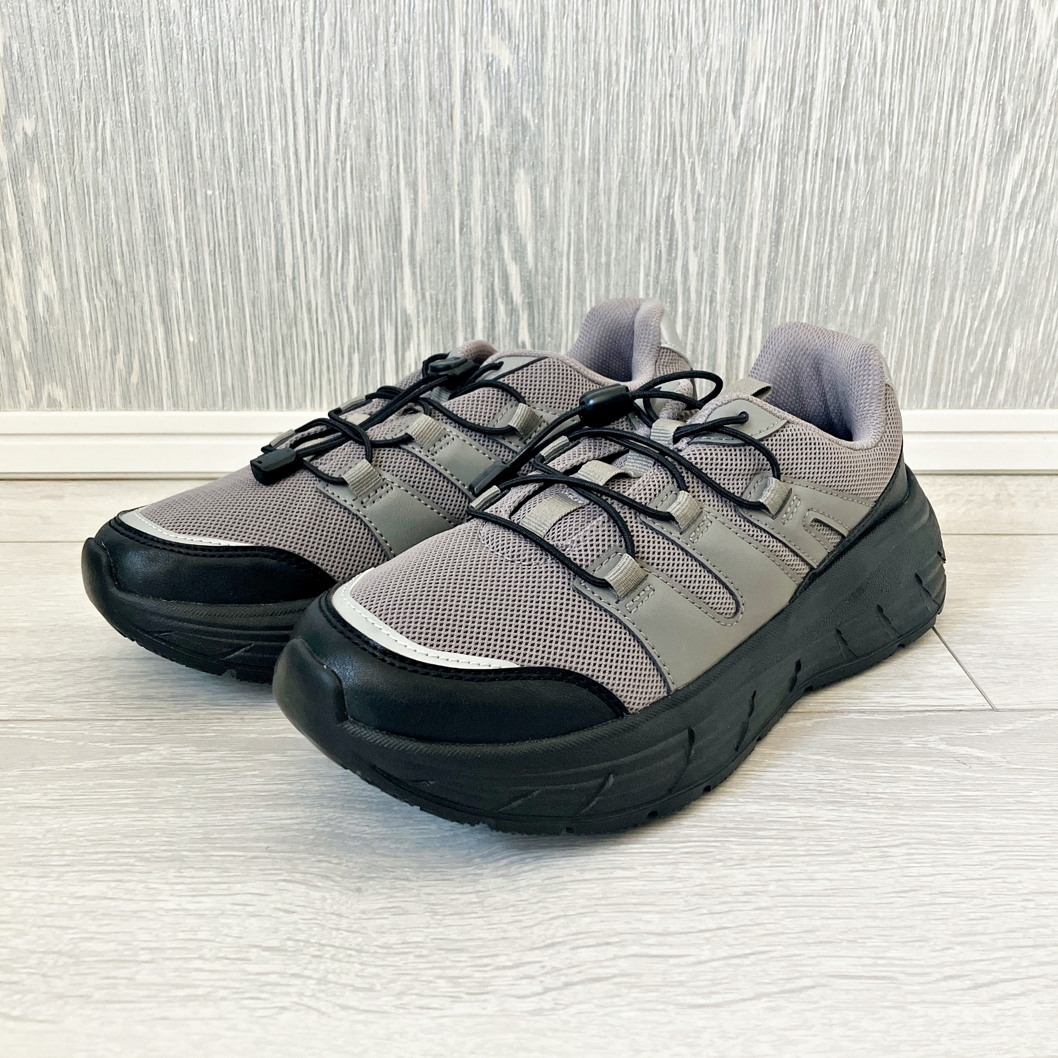 GU(ジーユー)のおすすめ靴「ボリュームソールトレイルスニーカー+E」