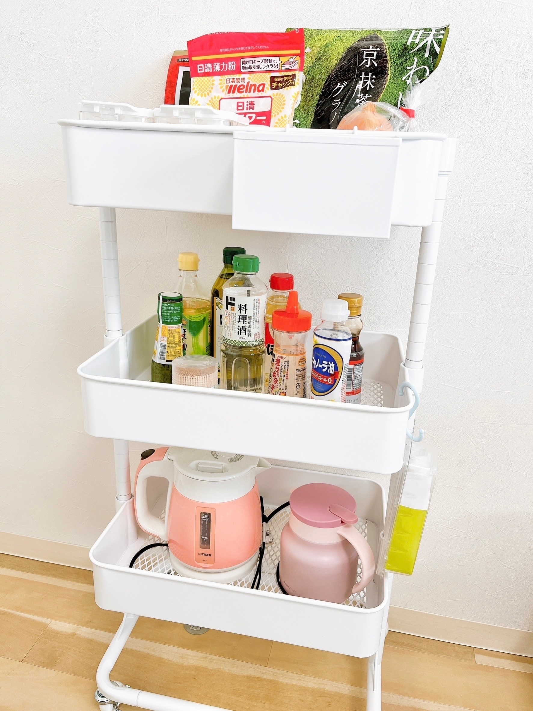 ニトリの収納アイテム「高さ調整ができるスチールワゴン トロリ3(ホワイト)」