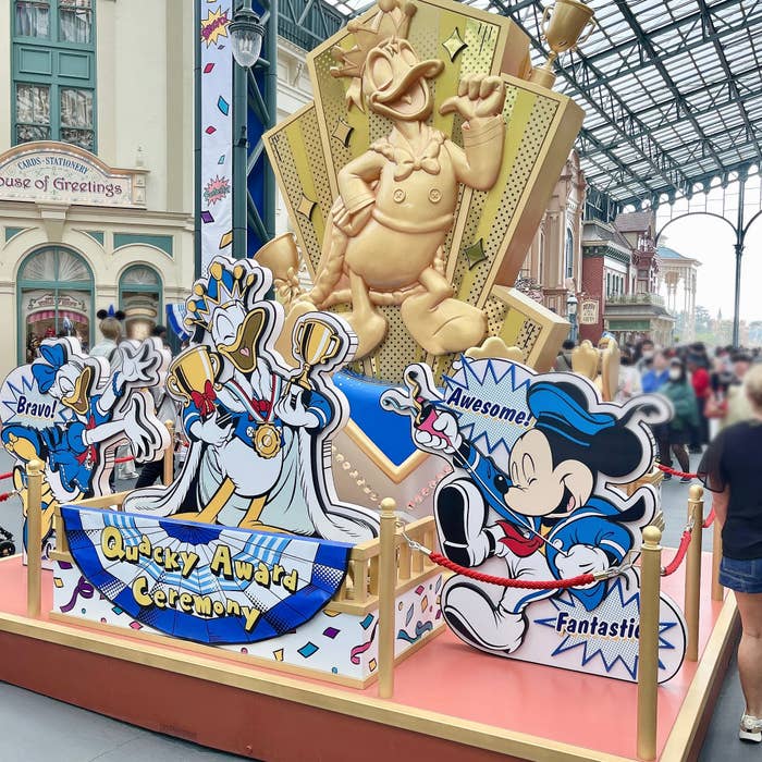 ディズニーキャラクターの像がある賞授与式の装飾。 Goofy、Donald Duck、Mickey Mouseが描かれている。