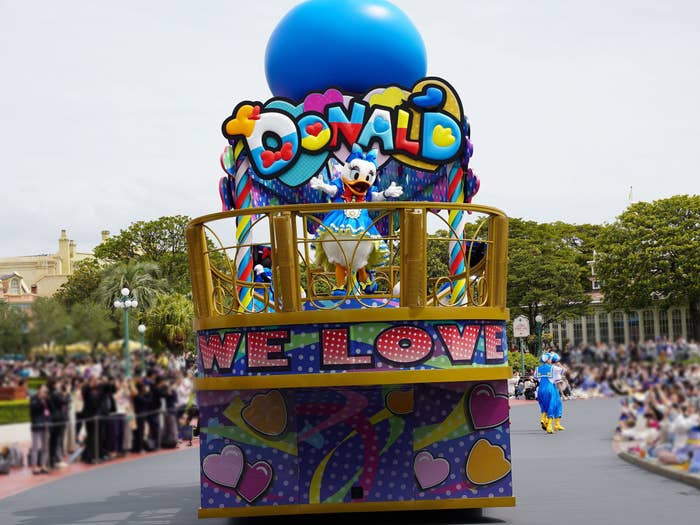 ディズニーランドのおすすめパレード「クワッキーセレブレーション★ドナルド・ザ・レジェンド！」