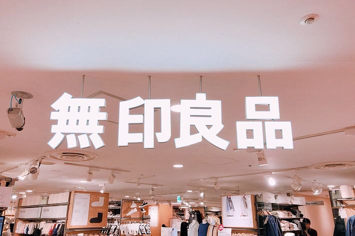 デパートの衣料品売り場を示す看板。