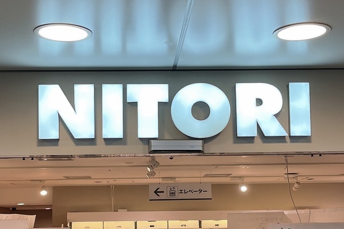 ニトリ店舗入口、顧客が入店しているシーンです。