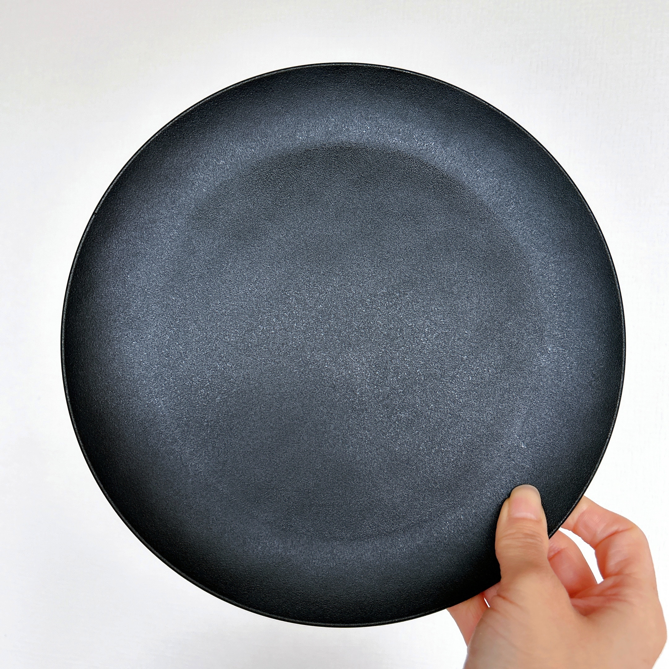 DAISO(ダイソー)のオススメのお皿「深月レンジ食器(丸皿、21cm、黒)」
