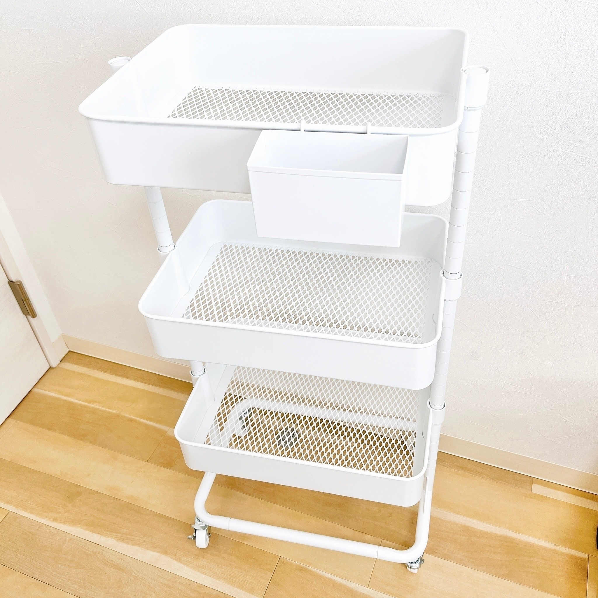 ニトリの収納アイテム「高さ調整ができるスチールワゴン トロリ3(ホワイト)」