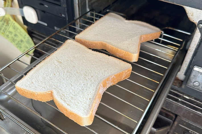 トースターに入れられた２枚の食パン。