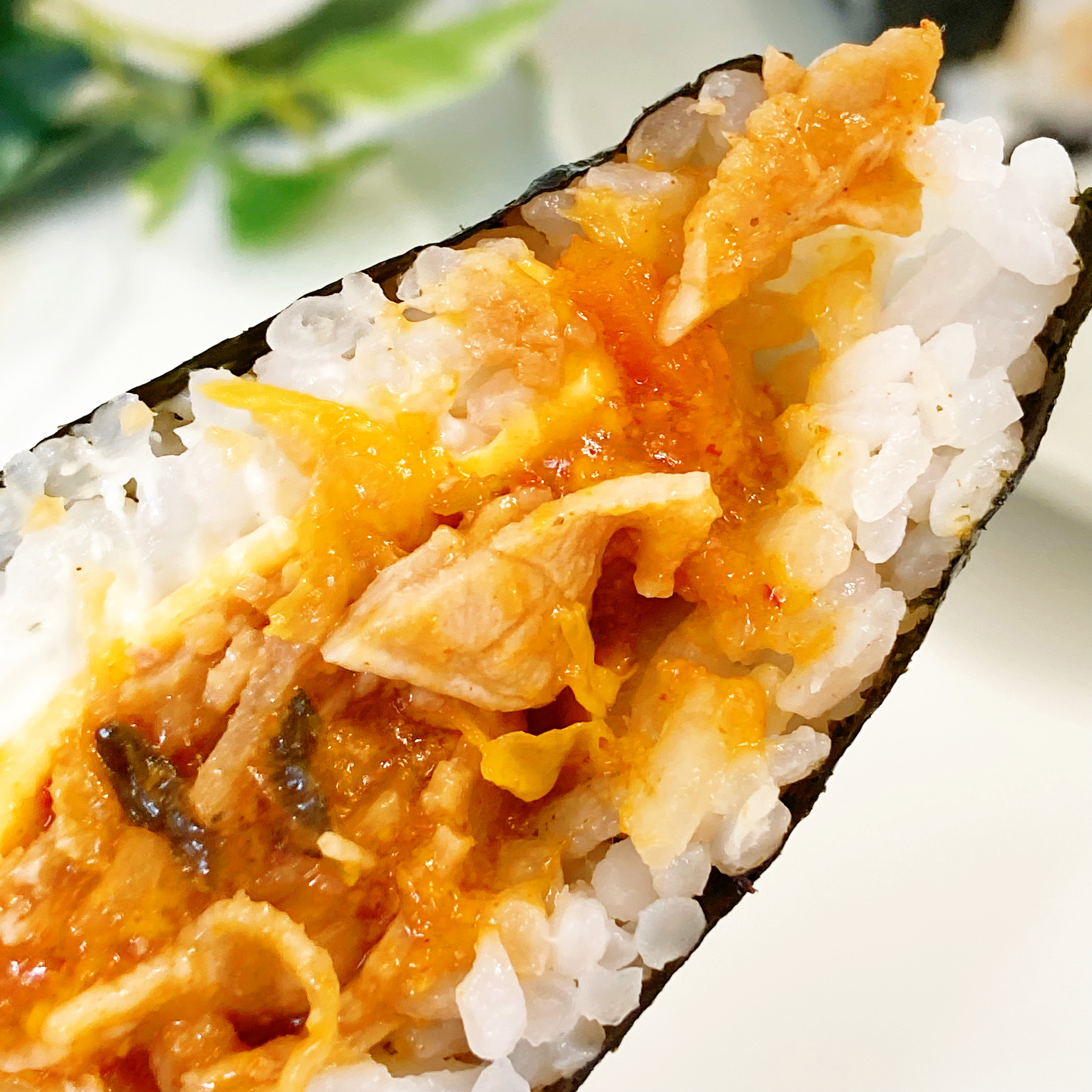 ファミマのおすすめおにぎり「サンドおむすび 豚キムチ(チェダーチーズ入り)」