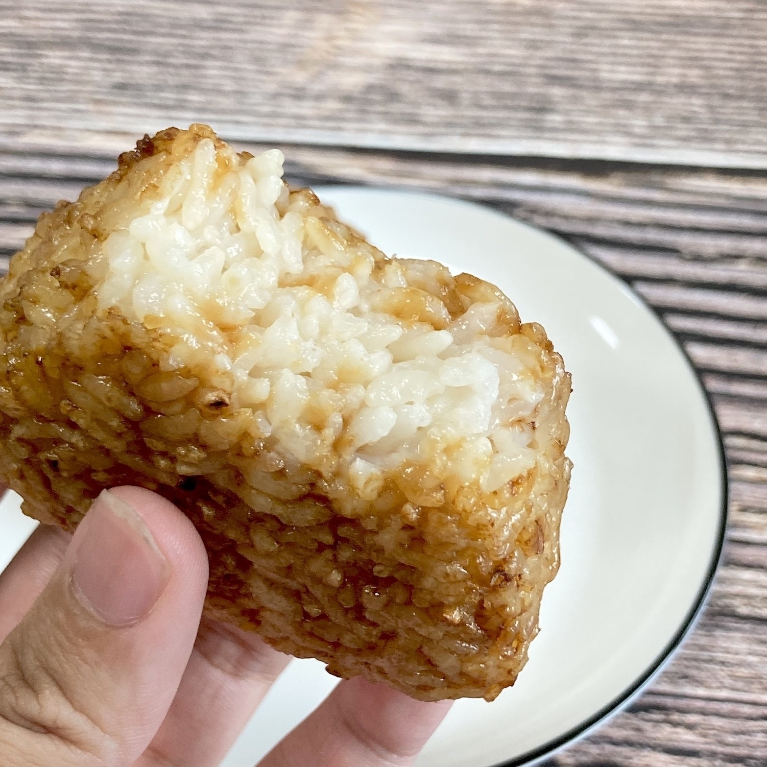 ファミマのおすすめおにぎり「焦がし醤油の焼きおにぎり」