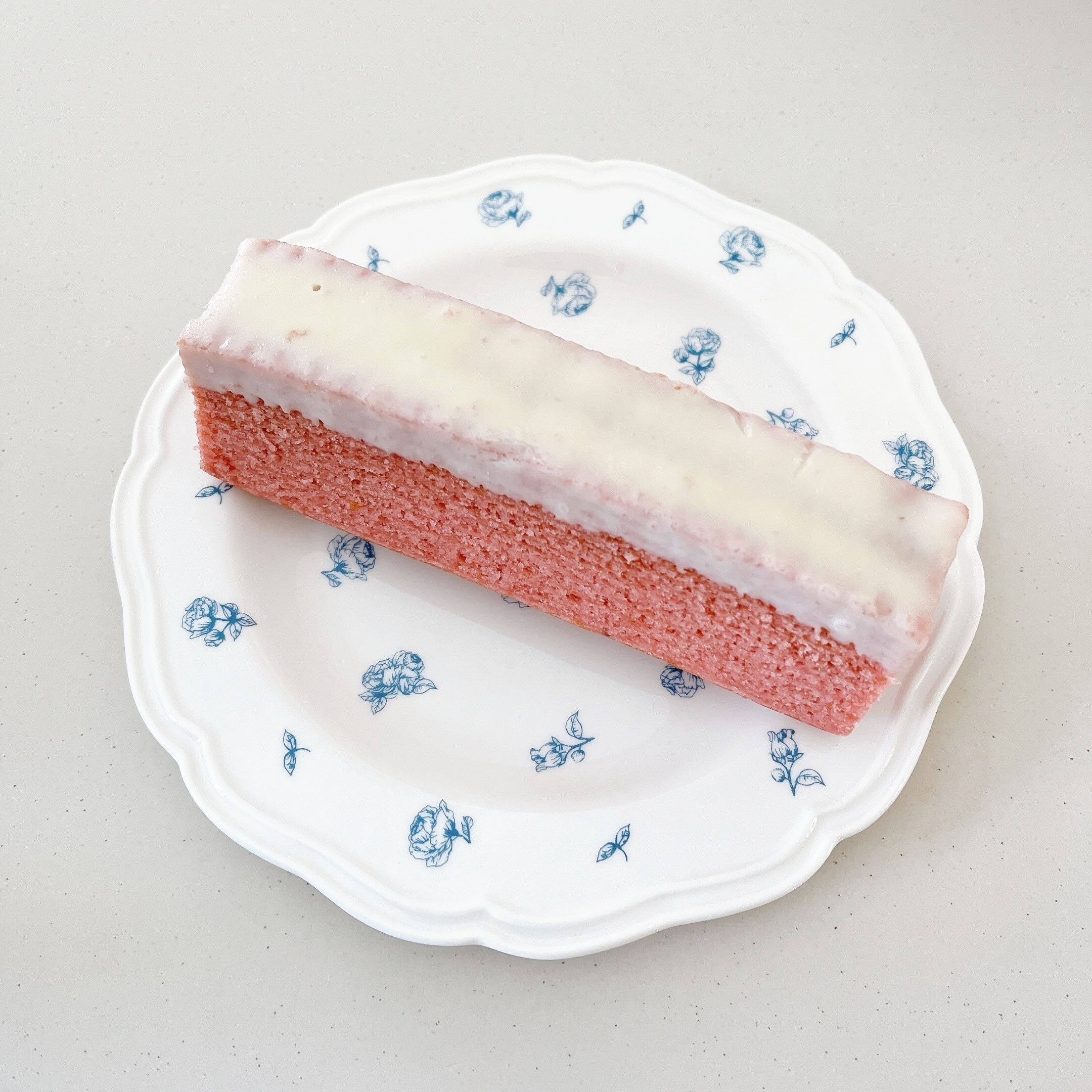 無印良品のおすすめのお菓子「不揃いバウム ホワイトチョコがけいちご」