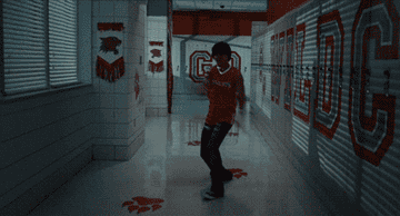 Personaje de película bailando en un pasillo escolar