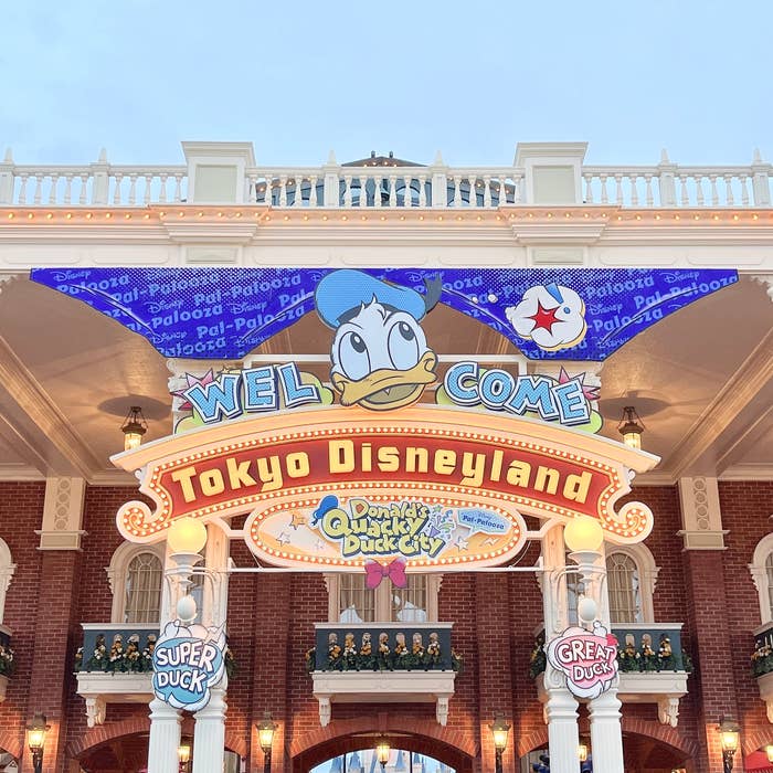 東京ディズニーランドの入口にある「WELCOME Tokyo Disneyland」と書かれた看板。