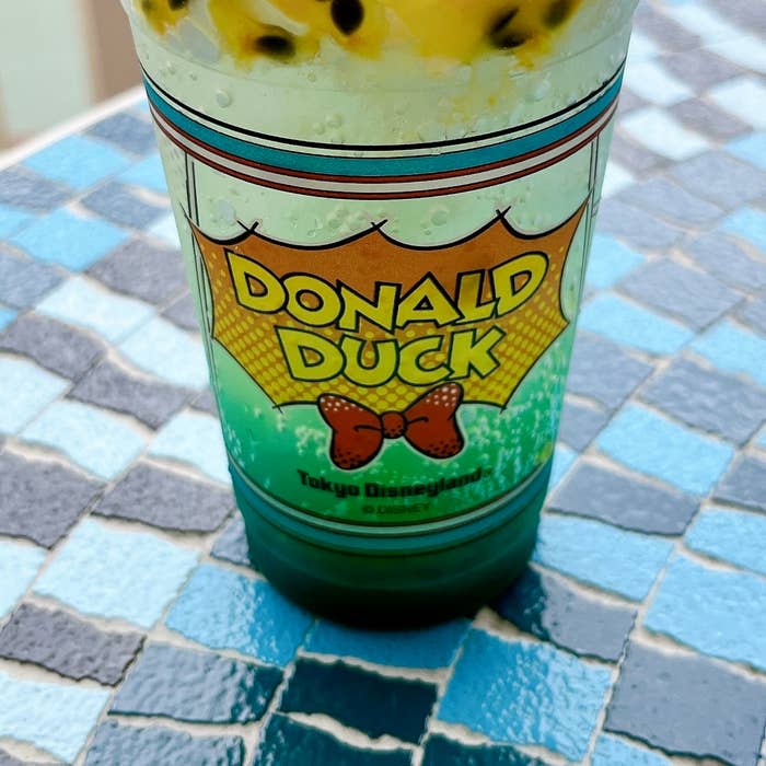 ディズニーランドで見つけたおすすめドリンク「スパークリングゼリードリンク（トロピカルフルーツ＆オレンジ）、スーベニアコースター付き」