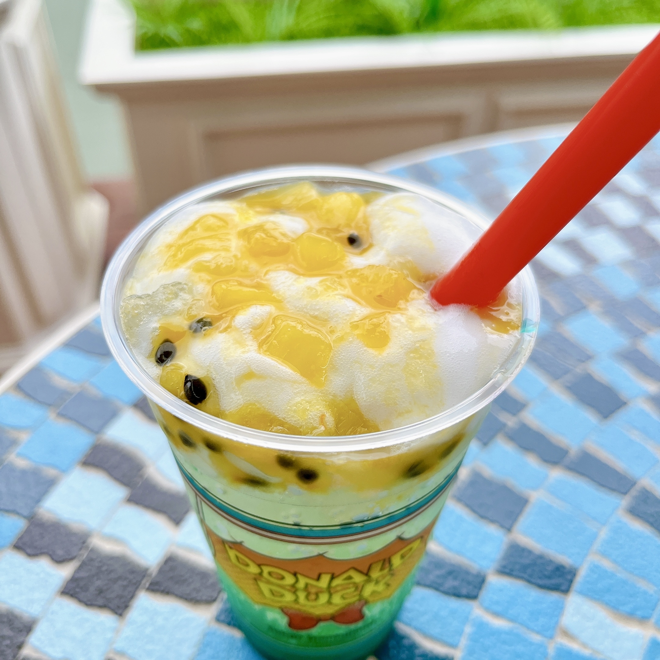 ディズニーランドで見つけたおすすめドリンク「スパークリングゼリードリンク（トロピカルフルーツ＆オレンジ）、スーベニアコースター付き」