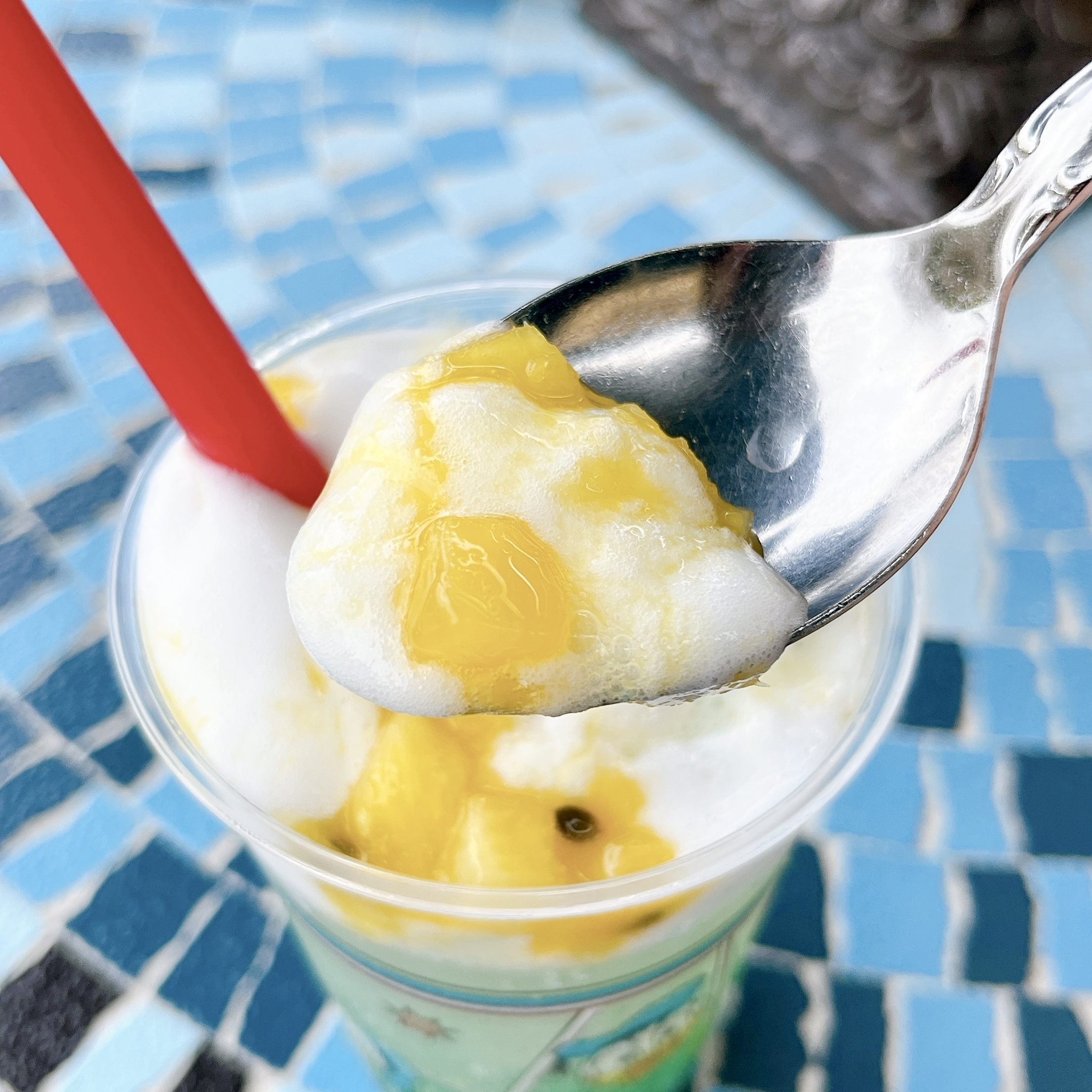 ディズニーランドで見つけたおすすめドリンク「スパークリングゼリードリンク（トロピカルフルーツ＆オレンジ）、スーベニアコースター付き」