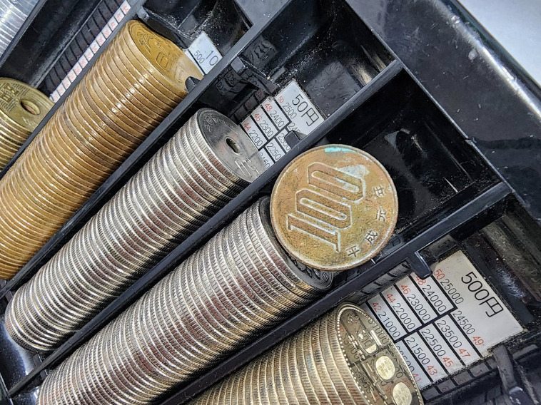 開いたレジスター内の日本円硬貨が縦に整然と並べられている。