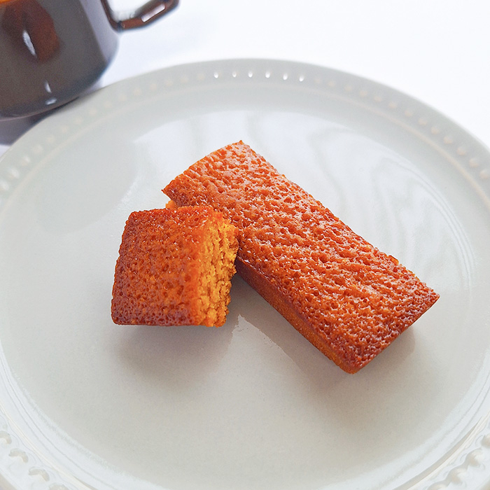 ファミマのおすすめスイーツ「焦がしキャラメルのスティックフィナンシェ」